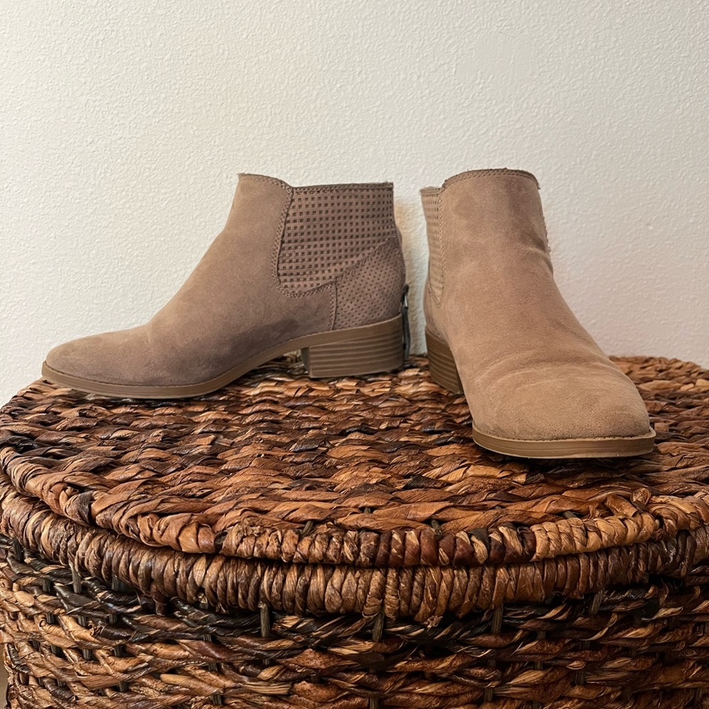 Tan boots that zip ups the back. Size 7.❤️